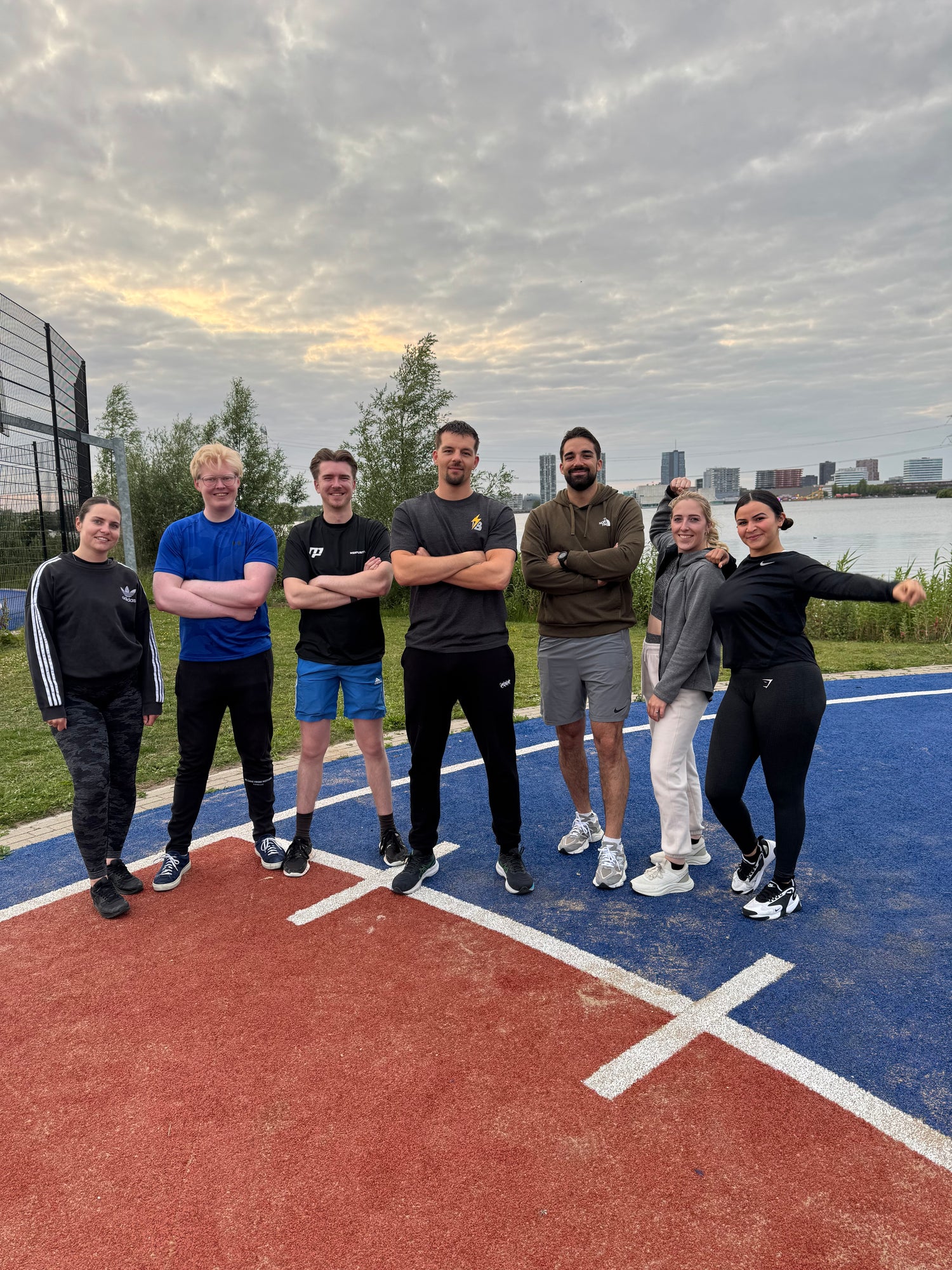 Boaz geeft een Outdoor Boost training in de buitenlucht met mannen en vrouwen die samen fitter willen worden 