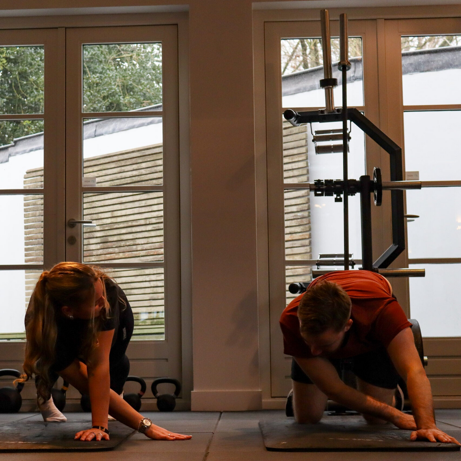 2 personen die personal training krijgen van Boaz voor een gezonde levensstijl. Hier zien we een man en vrouw die aan het stretchen zijn na de training en werken aan hun core.