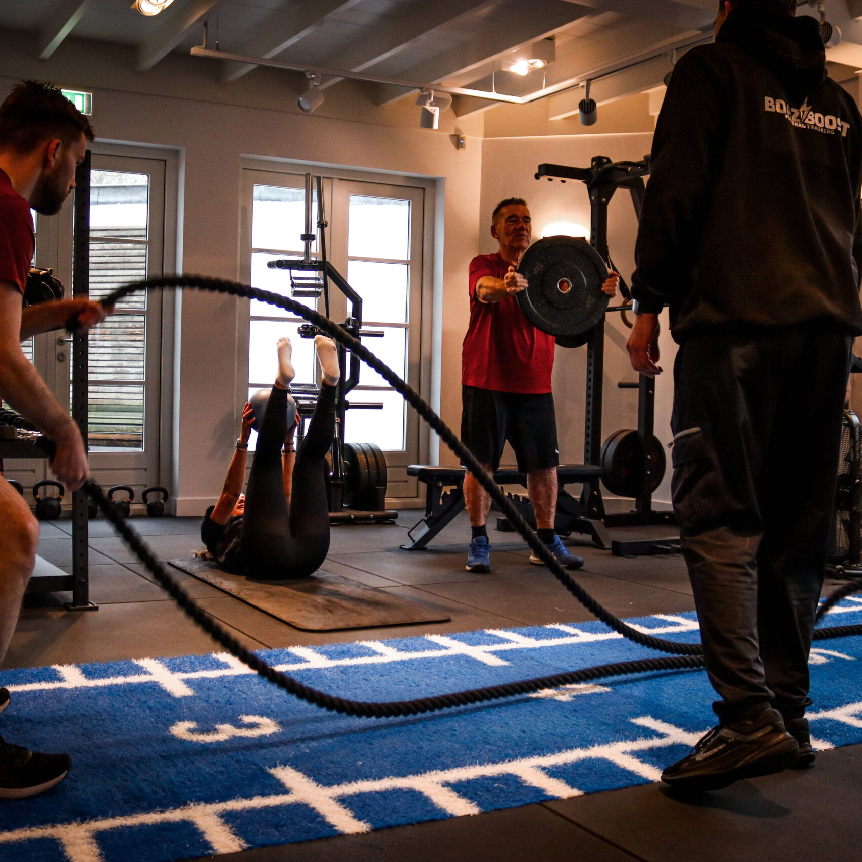Personal trainer begeleidt groepstraining
